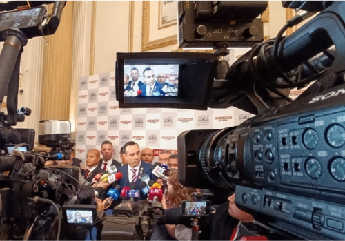 Cobertura periodística con cámaras durante una conferencia de prensa